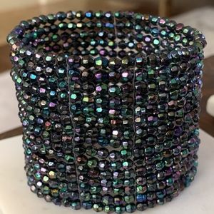 Elastic and opalescent beaded bracelet